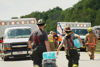El personal de rescate trabaja en el lugar del accidente de un autobús turístico que se estrelló y volcó en la autopista del estado de Nueva York, cerca de Pembroke, Nueva York, el viernes 22 de agosto de 2025.