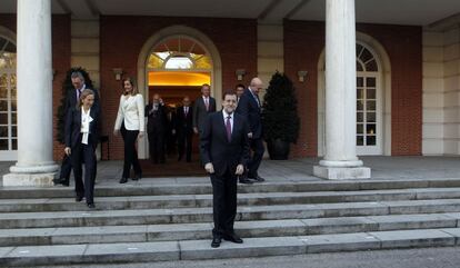 Rajoy, el primero en ocupar su lugar en las escalinatas de La Moncloa para la foto de familia.
