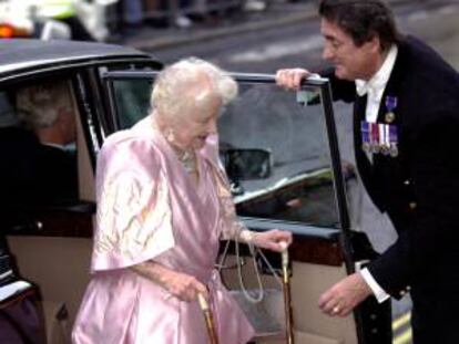 La reina mare al costat de William Tallon el 2001.