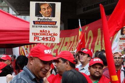 BRA07. SAO PAULO (BRASIL). 15/04/2015.- Manifestantes protestan hoy, Cartaz no Largo da Batata, em São Paulo, contra o deputado Paulinho (SD), um dos articuladores da proposta que amplia as possibilidades da terceirização.