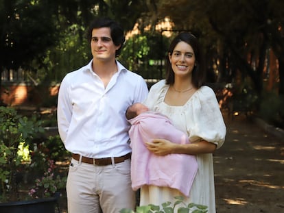 Fernando Fitz-James Stuart y Sofía Palazuelo presentan a su hija Rosario, en el hospital Nuestra Señora del Rosario (Madrid) a 13 de septiembre de 2020.