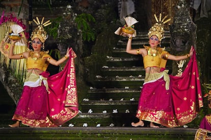 La antítesis de la calma balinesa es su danza, que exige gran precisión. Una bailarina de legong, la danza más bella, dedica años a aprender movimientos minuciosamente coreografiados, desde los ojos a los dedos de los pies. Todos poseen un significado, y su idioma fluye con elegancia hipnótica. Vestidas de seda e ikat, las bailarinas narran historias impregnadas de las creencias y tradiciones hindúes de Bali. En el Palacio de Ubud se celebran espectáculos cada noche.