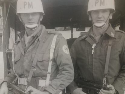 Mariano (izquierda) y Adolf, durante su servicio militar en la compañía de Policía Militar de la Brunete con la que fueron obligados a participar en la ocupación del Congreso el 23-F.