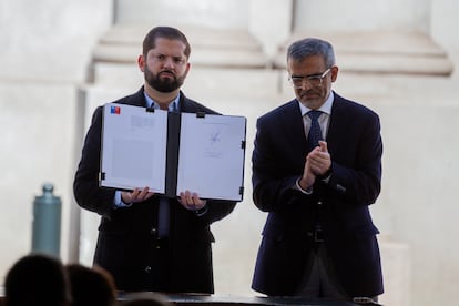 Gabriel Boric and Justice Minister Luis Cordero at the signing of the decree for the National Search Plan for Detainees Disappeared during the Dictatorship.