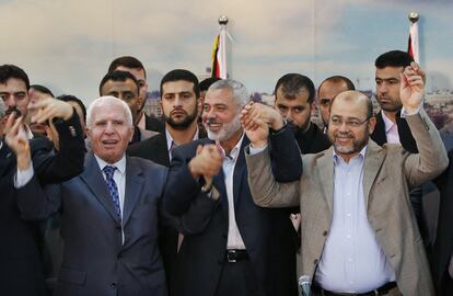 El líder de Hamás, Ismael Haniya, en el centro, celebra el acuerdo con dirigentes de su movimiento y de Al Fatah en Gaza.