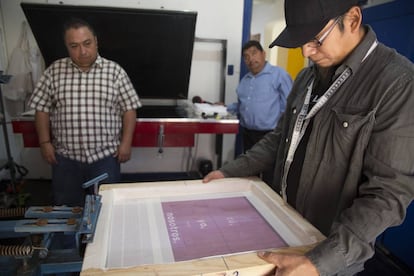 Diego Miguel María en el taller de serigrafía de deportados F*ck la Migra.