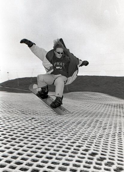 Keith se desliza sobre una tabla de surf, en 1993.