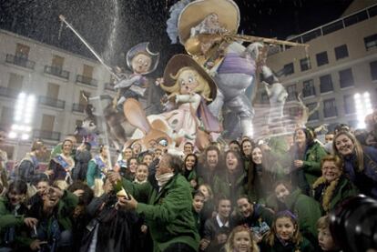 Alegría en la falla de Convento Jerusalén tras conocer que se alzaban con el primer premio.