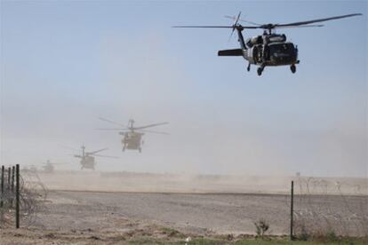 Helicópteros estadounidenses participan en la 'Operación enjambre' contra la insurgencia.