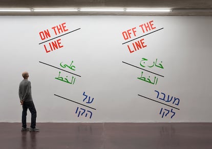 'On the line off the line' (1997), instalación de Lawrence Weiner en la galería Dvir (Tel Aviv).