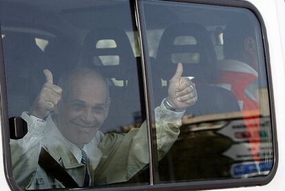 El exprisionero Orlando Fundora hace el símbolo de la victoria al salir del aeropuerto de Barajas.