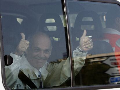 El exprisionero Orlando Fundora hace el símbolo de la victoria al salir del aeropuerto de Barajas.