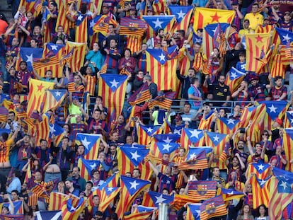 Aficionados del Barça con esteladas en la final del Calderón.