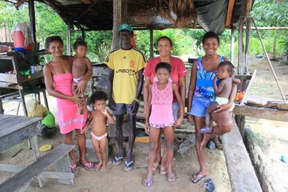 La familia de Manuel Cordeiro, de 65 años, conocido como Canela, quilombola descendente de esclavos. No han querido sacar una foto delante la casa “porque todavía falta terminar la obra”, dijeron. Canela invirtió 600 reales en madera para completarla.