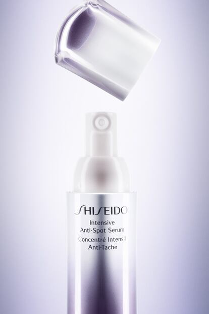 Ha habido que esperar a septiembre para poder comprar el tratamiento Intensive Anti-Spot Sérum de Shiseido, creado para eliminar las manchas de la piel y potenciar su luminosidad. Este sérum concentrado se puede aplicar directamente sobre las zonas con más marcas y en aquellas que queramos iluminar, mañana y noche, antes de la hidratante habitual. Rompe el círculo vicioso de la formación de las manchas por lo que también sirve para prevenir aquellas manchas que aún no han salido o que no podemos percibir a simple vista. Cuesta 102 euros.