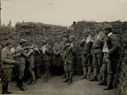En ausencia de antibióticos, los soldados eran vacunados contra el cólera, como estos austríacos en las trincheras.