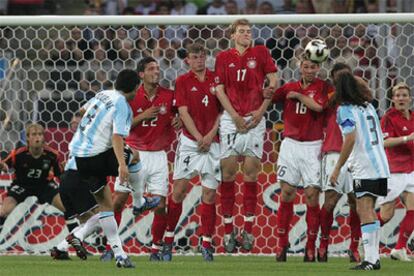 Riquelme efectúa el saque de la falta que le dio el primer gol a Argentina.