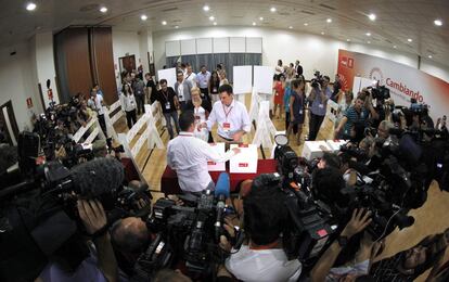 El nuevo líder del PSOE, Pedro Sánchez, durante la votación de los miembros de los órganos federales del partido con el que se ha reanudado el congreso extraordinario de los socialistas.