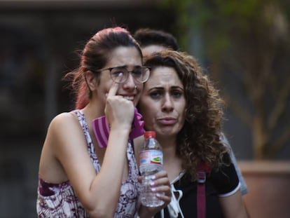 Varios ciudadanos huyen de la zona del atentado.