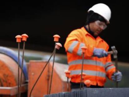 Trabajadores de la construcción en una obra en Tarrasa. 