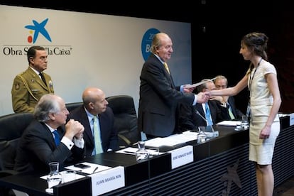 Jone Laurizika recibe la beca de manos del Rey Juan Carlos.