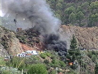 El incendio causado por el accidente del helicóptero de rescate en San Bartolomé de Tirajana.