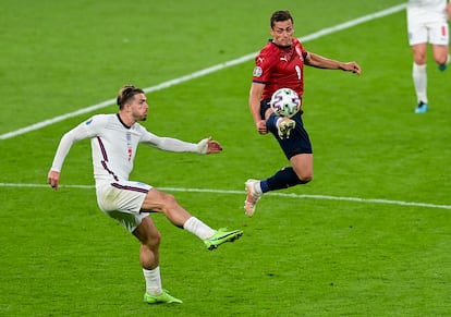 Jack Grealish pelea por el balón con Tomas Holes en el partido contra la República Checa.