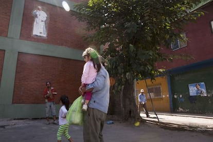 Una imagen del Papa en un edificio de la villa.