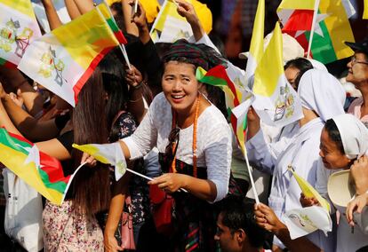 Un grupo de personas espera el paso del papa Francisco en Myanmar. 