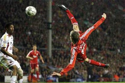 Crouch marca de chilena el tercer gol del Liverpool contra el Galatasaray el pasado miércoles.