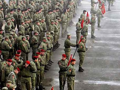 Miembros del Cuerpo de Protección de Kosovo, en una ceremonia.