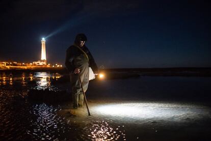 Andrés Sampalo faena de noche en el corral Cabito en el que es catador. El faro de Chipiona, el más alto de España, domina la escena en las frías aguas de la bahía de Cádiz. Jarife ha conseguido que en Chipiona los corrales sigan activos, pese a que en los setenta muchos de ellos estuvieron a punto de desaparecer al quedar abandonados.