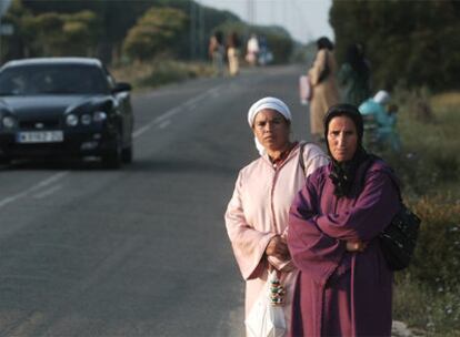 Inmigrantes andando por la A-494, a la altura de Palos de la Frontera.
