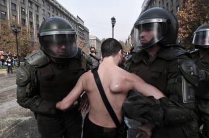Un arrestado durante las protestas estudiantiles del pasado jueves en Santiago de Chile.