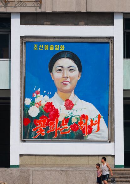 Póster de 'La chica de las flores' expuesto en las calles de Pyongyang. La película es uno de los clásicos del cine norcoreano y refleja, fielmente, el discurso oficial del Partido de los Trabajadores.