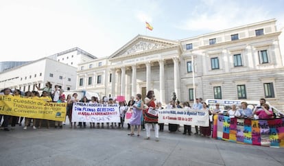 Una protesta de empleadas de hogar delante del Congreso de los Diputados