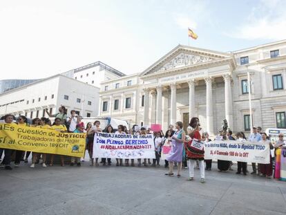 Una protesta de empleadas de hogar delante del Congreso de los Diputados