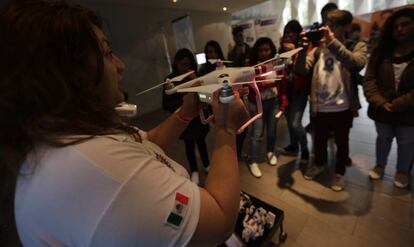 Estudiantes atienden a explicaciones sobre el funcionamiento de un dron.