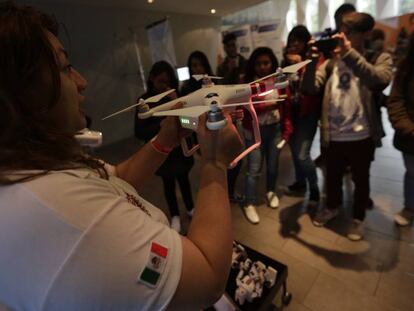 Estudiantes atienden a explicaciones sobre el funcionamiento de un dron.