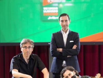 David Trueba, Toni Garrido y Javier Lim&oacute;n el pasado martes en Madrid.