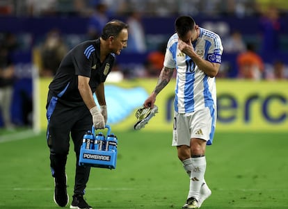 La estrella de la selección argentina se va lesionado tras caerse sin que nadie lo haya tocado. Entra en su lugar Nicolás González. 