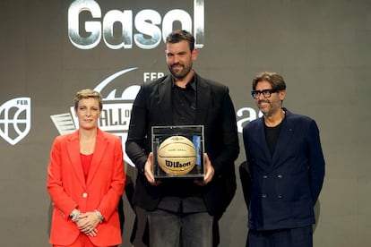 Marc Gasol (centro) recibe el premio para entrar en el Hall of Fame del baloncesto español.