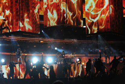 La banda inglesa liderada por Matt Bellamy se llevó el Grammy a mejor Álbum de Rock por 'The Resistance'. La imagen corresponde a la espectacular puesta en escena 'Uprising'.