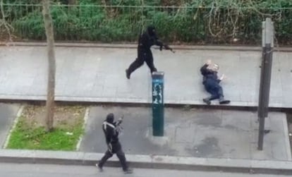 Momento en el que uno de los terroristas asesina al polic&iacute;a Ahmed Merabat, el mi&eacute;rcoles en Par&iacute;s.