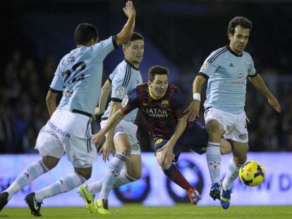 Messi trata de irse de varios rivales.