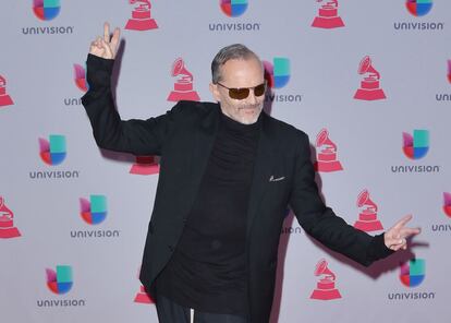 Miguel Bosé en los Grammy Latinos, celebrados esta noche en Las Vegas. El cantante español no actuaba este año en la gala y confesó sentirse más tranquilo que otros años. Bosé aplaudió las actuaciones perfectamente ejecutadas" de la noche previa, en honor al cantautor brasileño Roberto Carlos.