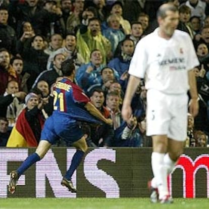 Luis Enrique celebra el gol azulgrana de cara a la grada del Bernabéu.