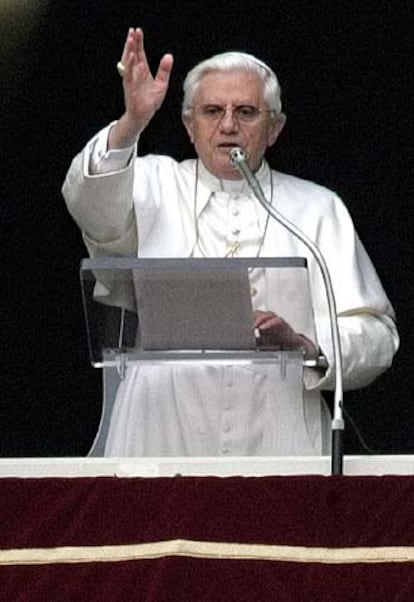 Benedicto XVI, al bendecir ayer a los fieles en Roma.