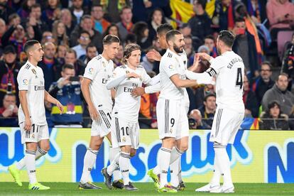 Los jugadores del Real Madrid celebran el gol del equipo blanco.