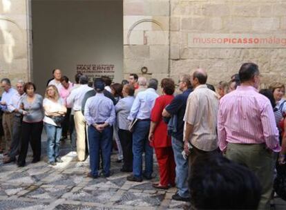 Colas de visitantes en las puertas del Museo Picasso, ayer a primera hora de la mañana.